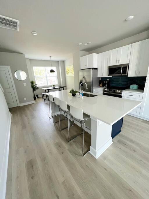 Brand New Build 10 Min- Uptown Villa Шарлът Екстериор снимка